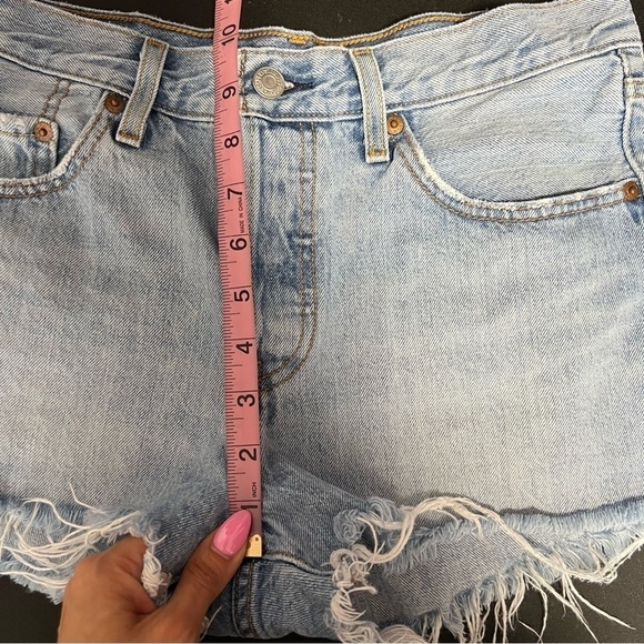 Levi’s 501 Shorts Women 27 High Rise Cut Off Jean Light Wash Button Fly B4 - Picture 5 of 9